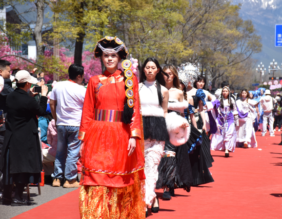 长街宴中的非遗服饰秀&nbsp;。（丽江融媒记者 杨四娟 摄）