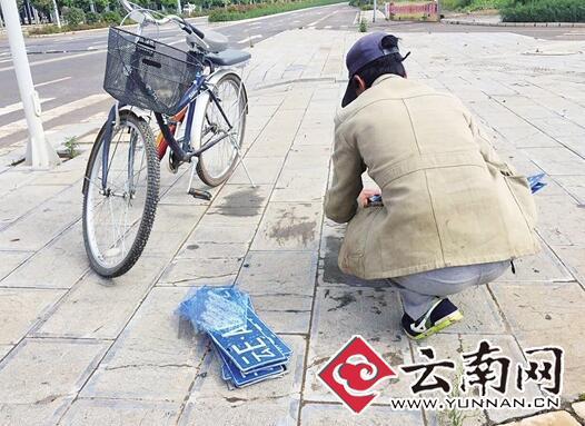 男子在路边叫卖车牌 朋友圈截图。 记者木晓雯/摄