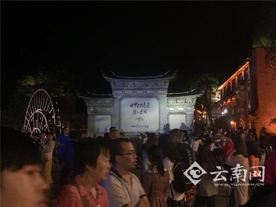 丽江古城景区游人如织