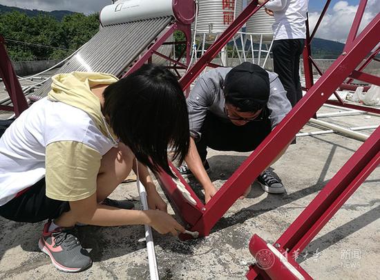 队员安装热水器支架。