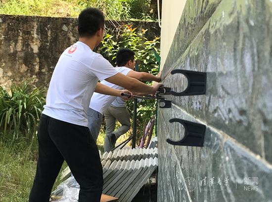 队员们在安装饮用水管路。