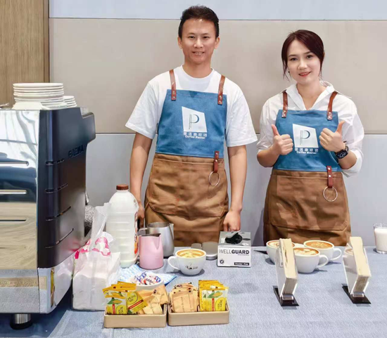 三星级普洱咖啡师张荣懋（左）、李肖萦（右）