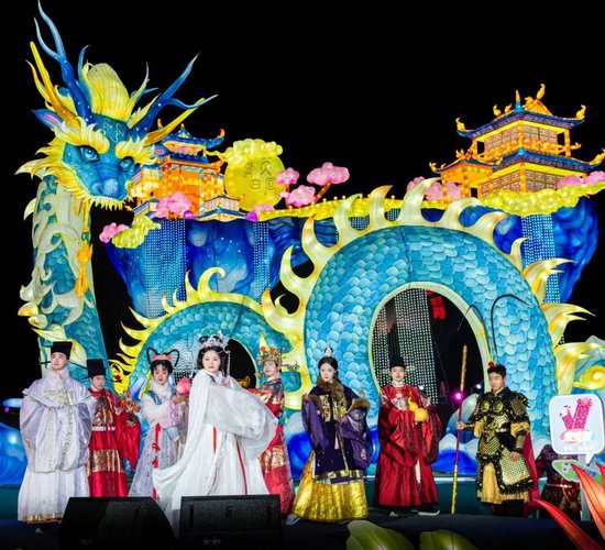 ￥29.9元=新春冰雪灯会门票+131.4米雪滑梯随便玩+碰碰车随便玩