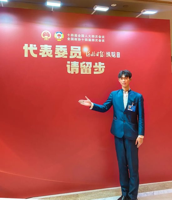 郭必林同学为河北代表团做指引服务