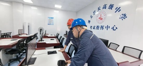 遵义市郊供电局工作人员对高考考点现场监控室、配电室、考场指挥中心开展现场走访及用电检查。郑婷 摄