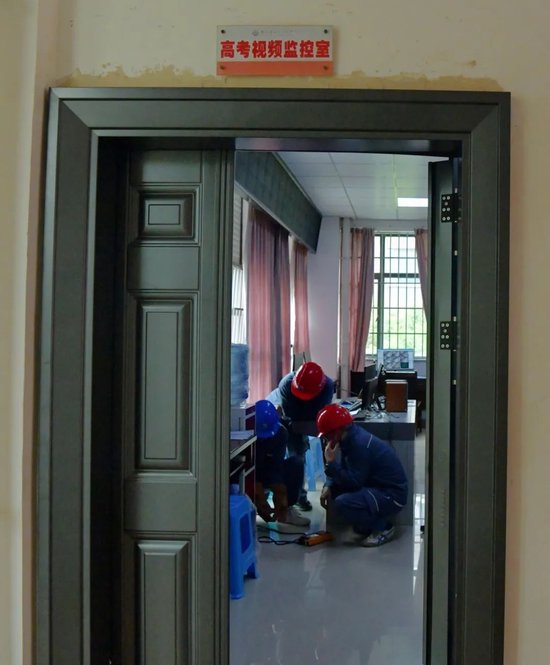 安顺供电局开发区分局工作人员在安顺市第二高级中学对高考视频监控室、广播室的用电设备进行检查，确保高考期间供电万无一失。陈娟 摄