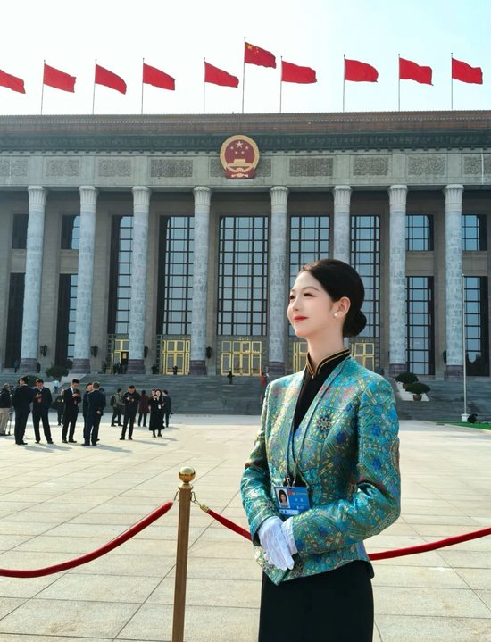 李晶同学在人民大会堂前，用青春微笑迎接代表参会