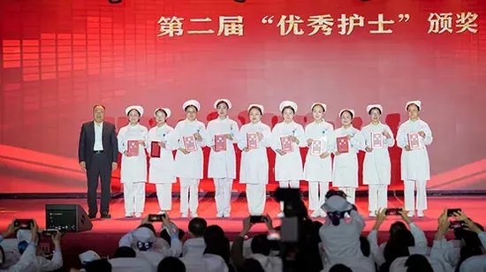 院长余昌胤为“优秀护士”颁奖