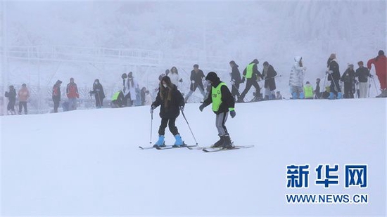 参与体验的学生在教练帮助下尝试滑雪。新华网 蔡连素 摄