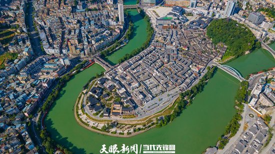 铜仁锦江河环绕中南门历史文化旅游区。图/叶顺强
