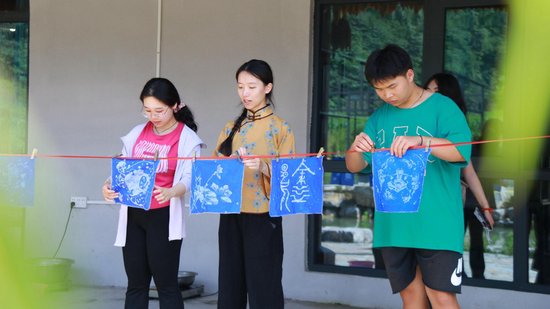 大学生在绥阳开展三下乡社会实践期间体验蜡染。黄梅梅 摄