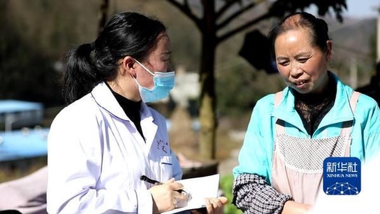 1月13日，贵州省安顺市普定县人民医院医生（左）在猴场苗族仡佬族乡大地村村民家走访。新华社记者 周宣妮 摄