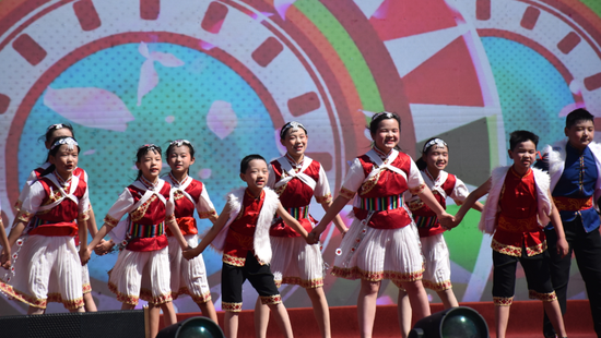 古城区青少年校外活动中心演绎纳西童谣《太阳月亮好》。（丽江融媒记者&nbsp;杨四娟 摄）