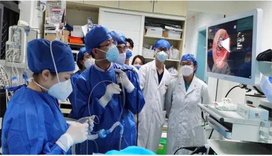 PCCM二病区介入诊疗团队在实施支气管镜下球囊封堵术