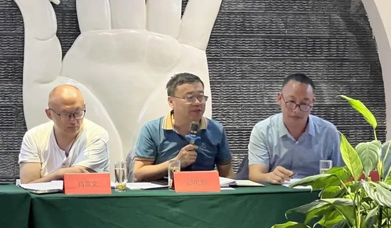 贵州省发酵性酸食品技术标准化委员会主任、贵州大学酿酒与食品工程学院原院长邱树毅(中)