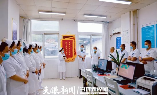 关岭自治县人民医院院长朱刚（中）到外二科开展行政查房
