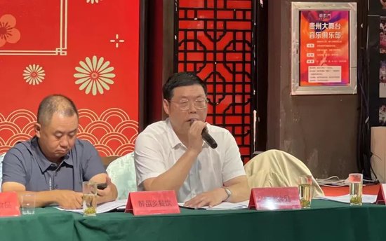 贵州省酸汤产业协会理事长(会长)、麻江县明洋食品有限公司董事长田其明(右一)