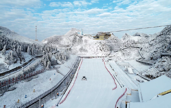  梅花山国际滑雪场