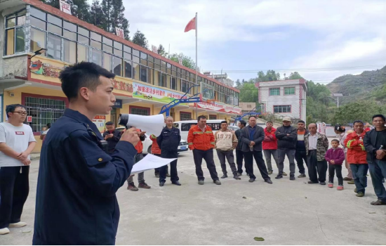 联合执法队开展森林防火普法宣传