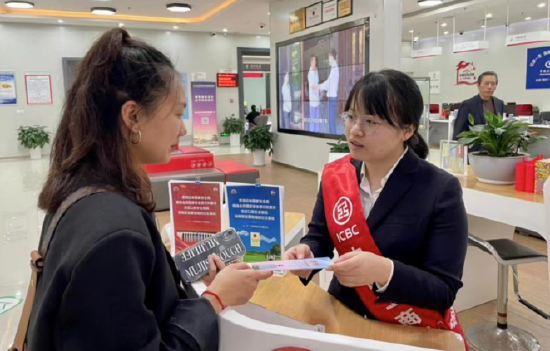 （图为：工商银行北京路支行正在为到店客户宣讲国家安全知识）