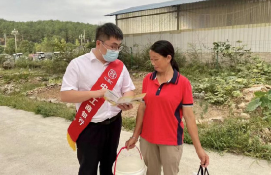 （图为：工商银行北京路支行正在向村民宣传金融知识）