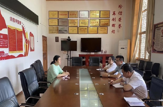 （图为：工商银行凯里北京路支行到雷山县文旅局宣传黔旅快贷）