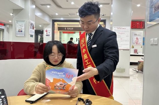 工作人员向到店客户介绍优惠活动