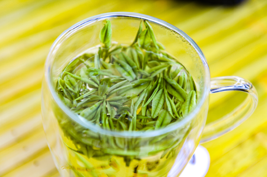 茶汤鲜亮,口感清爽的神鹊白茶 摄/任珍宇