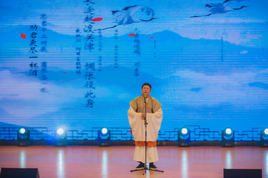 男歌手着华服演唱《阳关三叠》