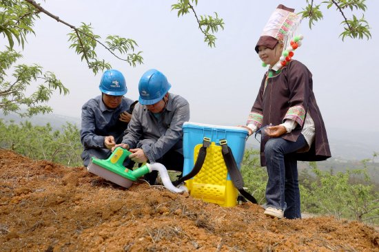 帮农户检查电动施肥设备的性能（卢关文 摄）
