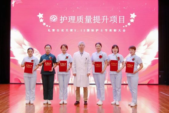 副院长王勇为护理质量提升项目获奖代表颁奖
