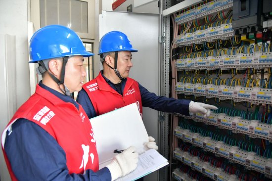 国网沈阳市和平区供电分公司工作人员对10千伏三学甲线环网单元进行巡视,确保设备状态健康
