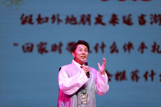 谢飞作旅游即兴讲解