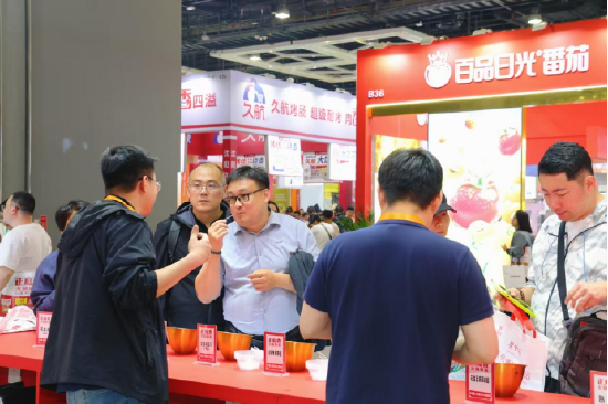 往来客商驻足咨询、品尝