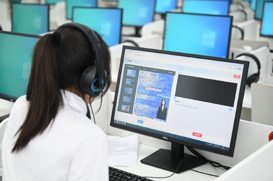 学生使用AI人机问答评价系统进行答辩