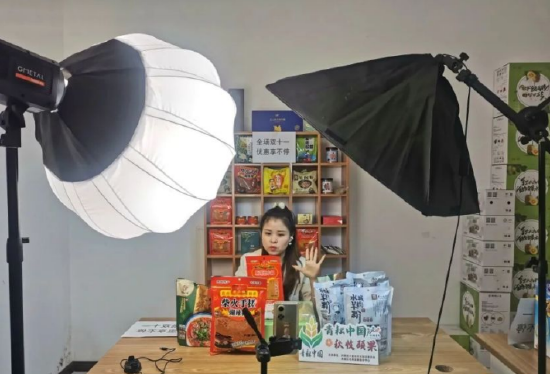 主播正在推荐水城农特产品 图源/水城融媒