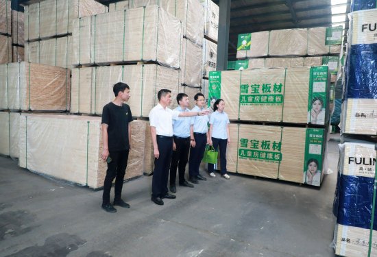 邮储银行榕江县支行客户经理到贵州华宏木业有限公司做贷后检查