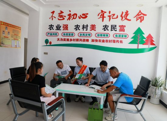 邮储银行榕江县支行客户经理在忠诚镇乐乡村开展信用贷款业务宣传