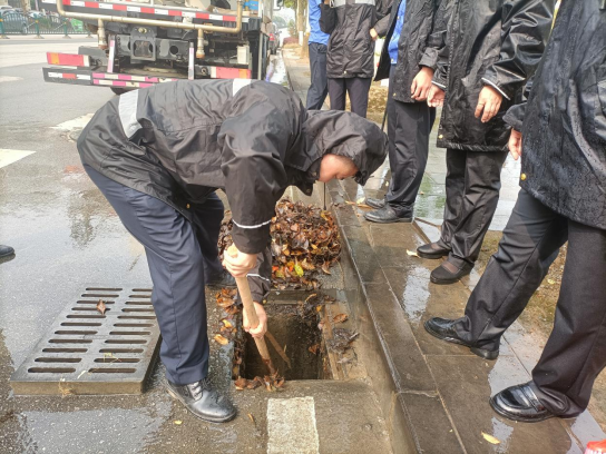 （清理下水道垃圾）