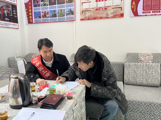工行毕节赫章支行上门为天麻种植户提供贷款支持