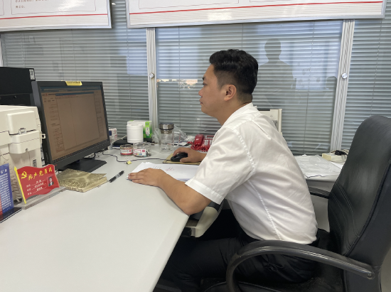 及时利用平台处理业务（工行贵州遵义赤水支行供图）