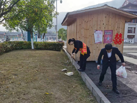 遵义道真支行青年志愿者前往仡佬文化园广场开展清理活动
