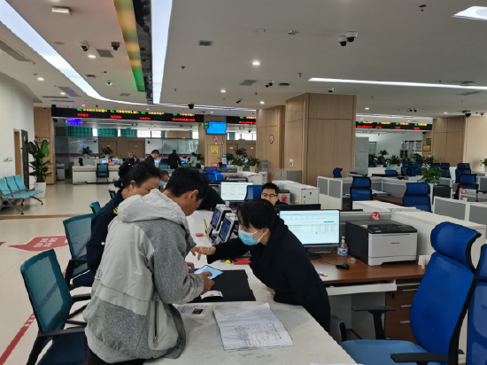 (凯里市民之家工行服务窗口正在为客户讲解最新业务政策)