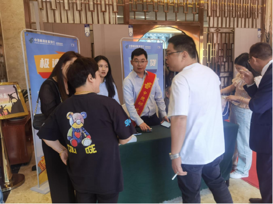 （邮储银行工作人员现场受理贷款申请）