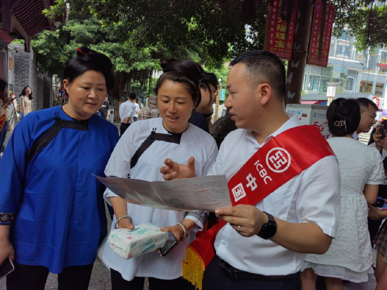 （该行工作人员主动向赛场周边群众宣传存款保险）