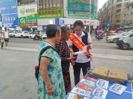 工作人员为居民发放宣传折页(图片由工行贵阳清镇支行提供)