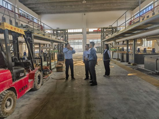 企业对生产情况进行介绍（图片由工行贵阳清镇支行提供）