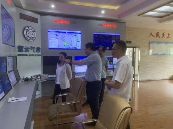 2023年7月23日,贵州省气象局减灾处处长黄笞(左1)、安顺市气象局主要领导徐晓(中)到紫云检查指导汛期气象服务工作。