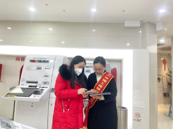 (工行贵州安顺建设路支行客服经理耐心向客户介绍工行“预约取号”功能)