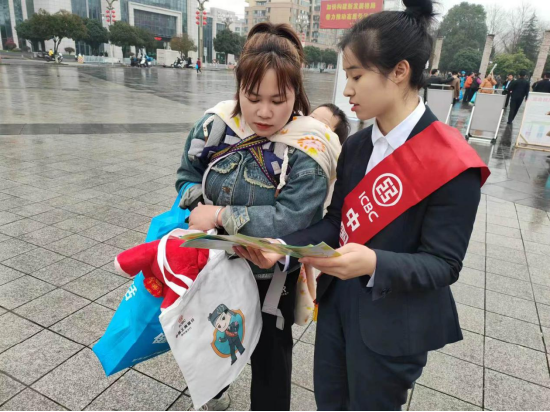 (该行的金融安全员正在为群众讲解金融安全知识)